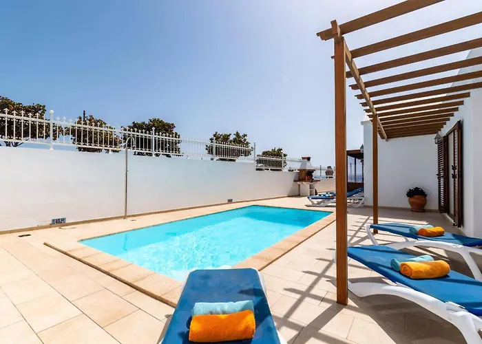Villa Breezes By *
