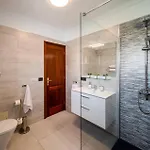 Villa Breezes By