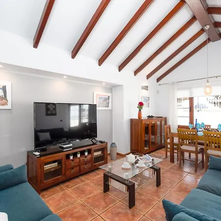 Villa Breezes By