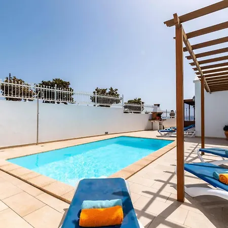 Villa Breezes By *