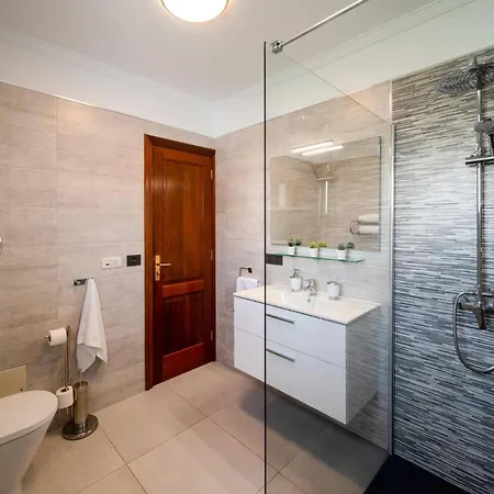 Villa Breezes By